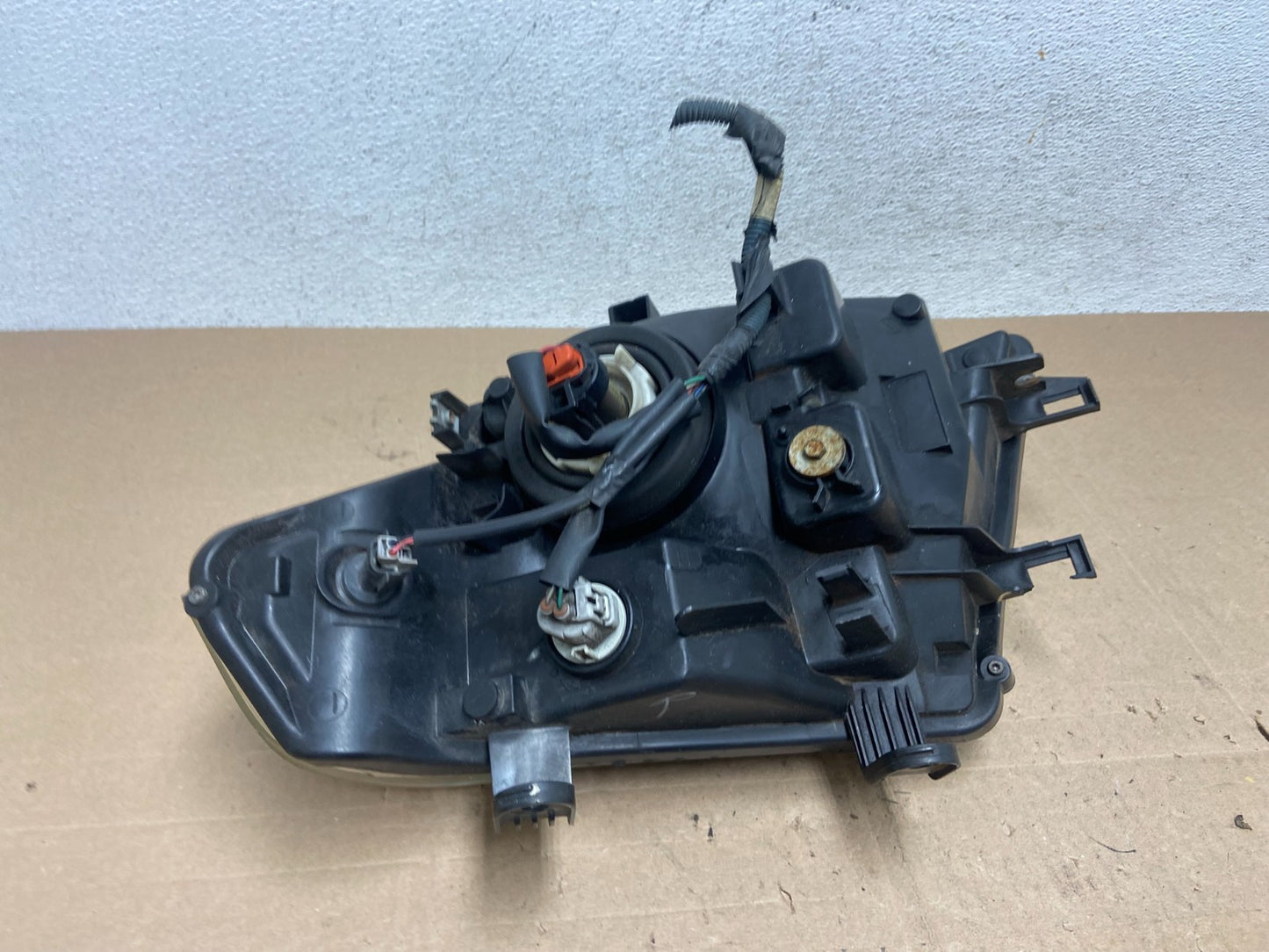 2008 to 2012 Nissan Pathfinder Halogen Headlight Right Passenger AE6021 DW5