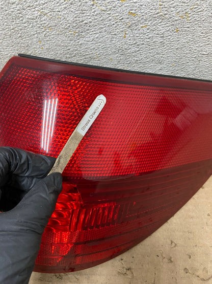 2004-2005 Toyota Sienna Right Passenger Rh Side Tail Light AH9152 LK6