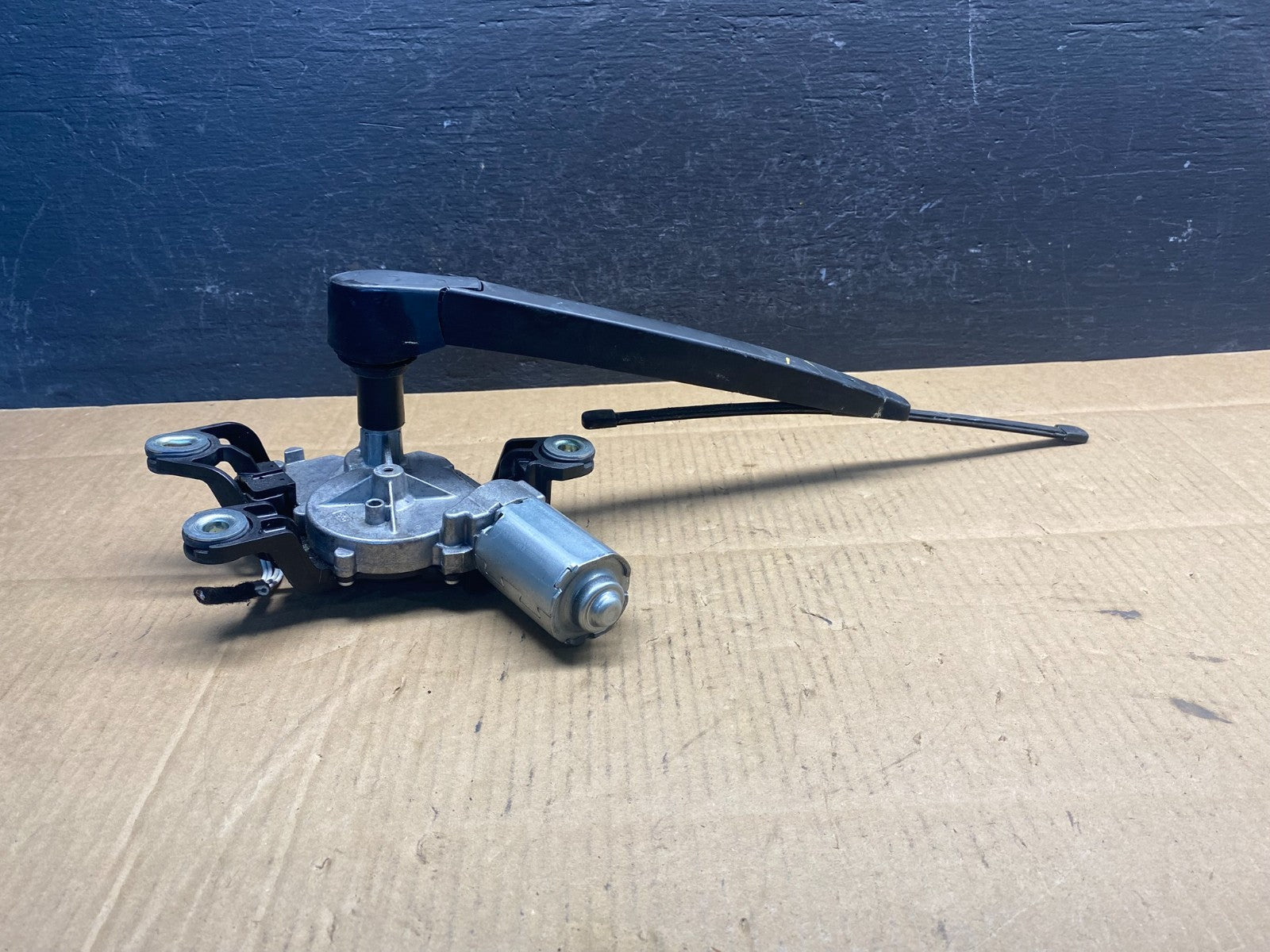 2010 to 2014 Volkswagen Golf Rear Windshield Wiper Motor AD5078 DG1