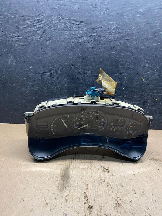2002 GMC Yukon Speedometer Cluster Gauge Q9325 DG0