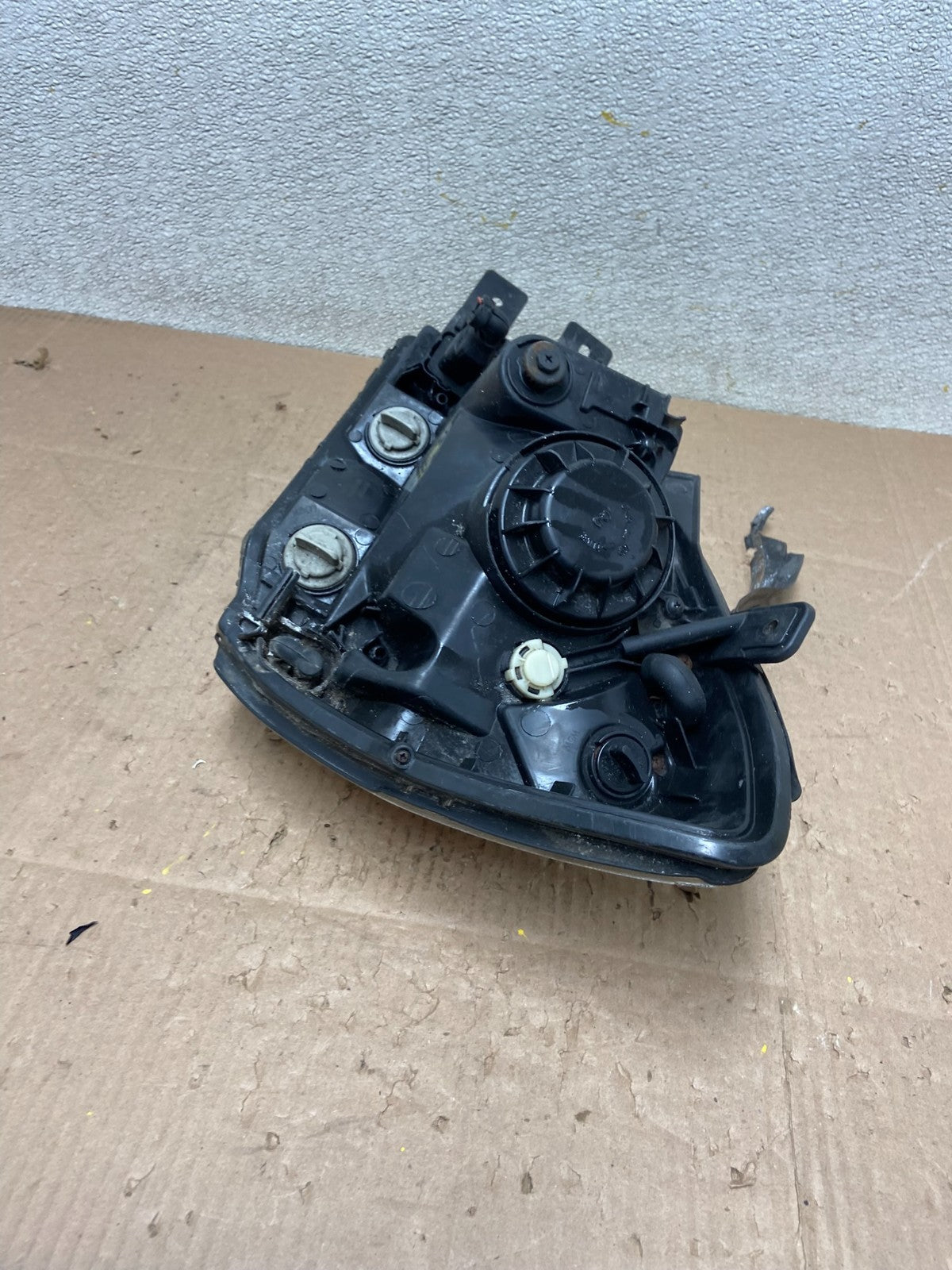 2005 to 2006 Kia Sportage Right Passenger RH Halogen Headlight OEM Y2971 DW7
