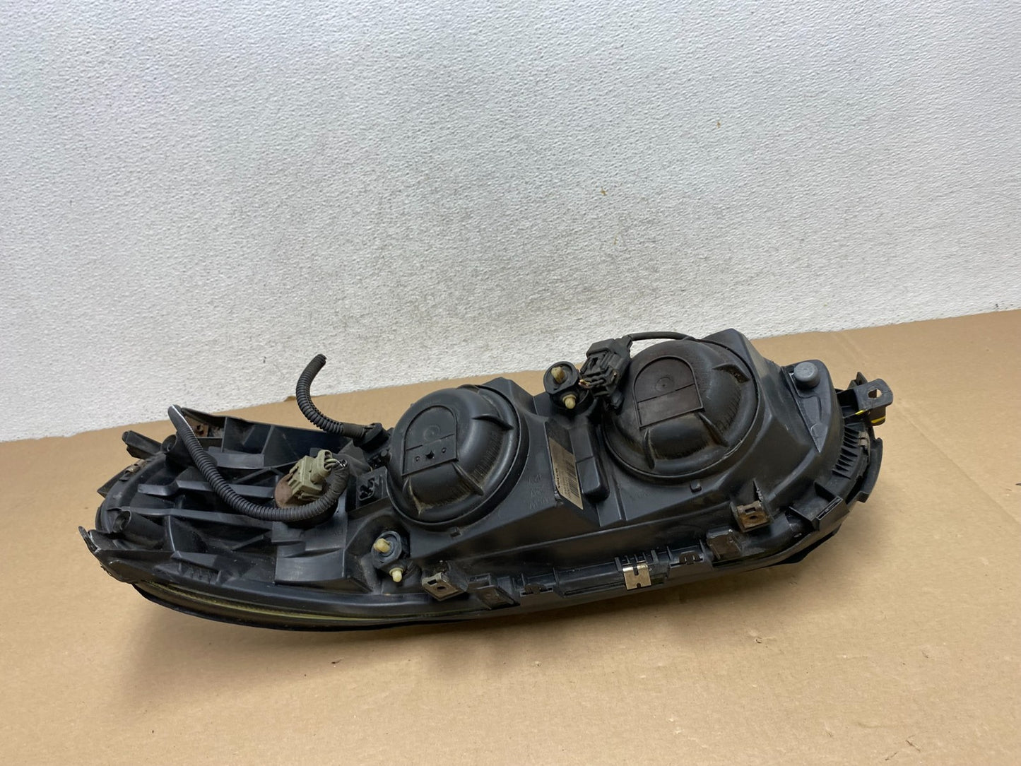 2001 to 2004 Volvo S60 Right Passenger Side Headlight Halogen AG3326 DW5