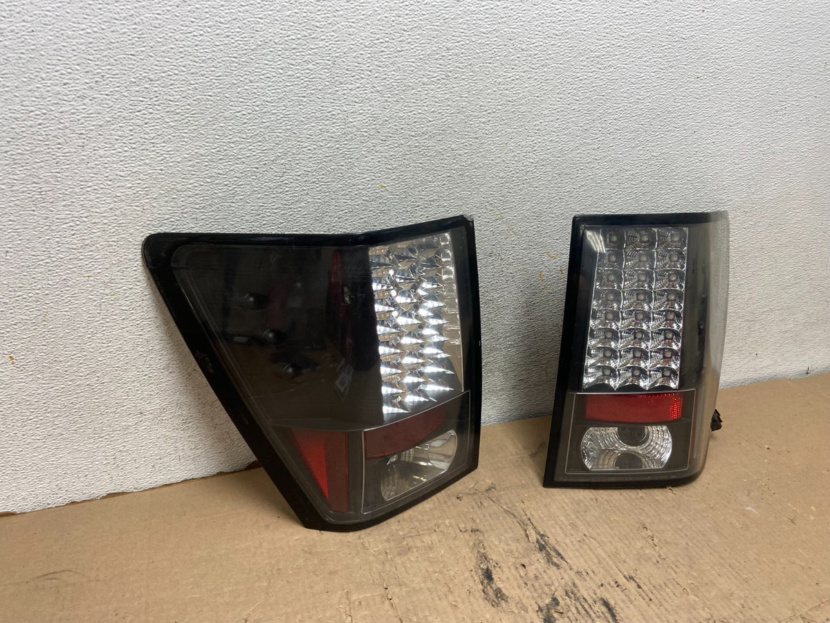 2005-2006 Jeep Grand Cherokee Left+Right Set Black LED Tail Lights AH1134 DG1
