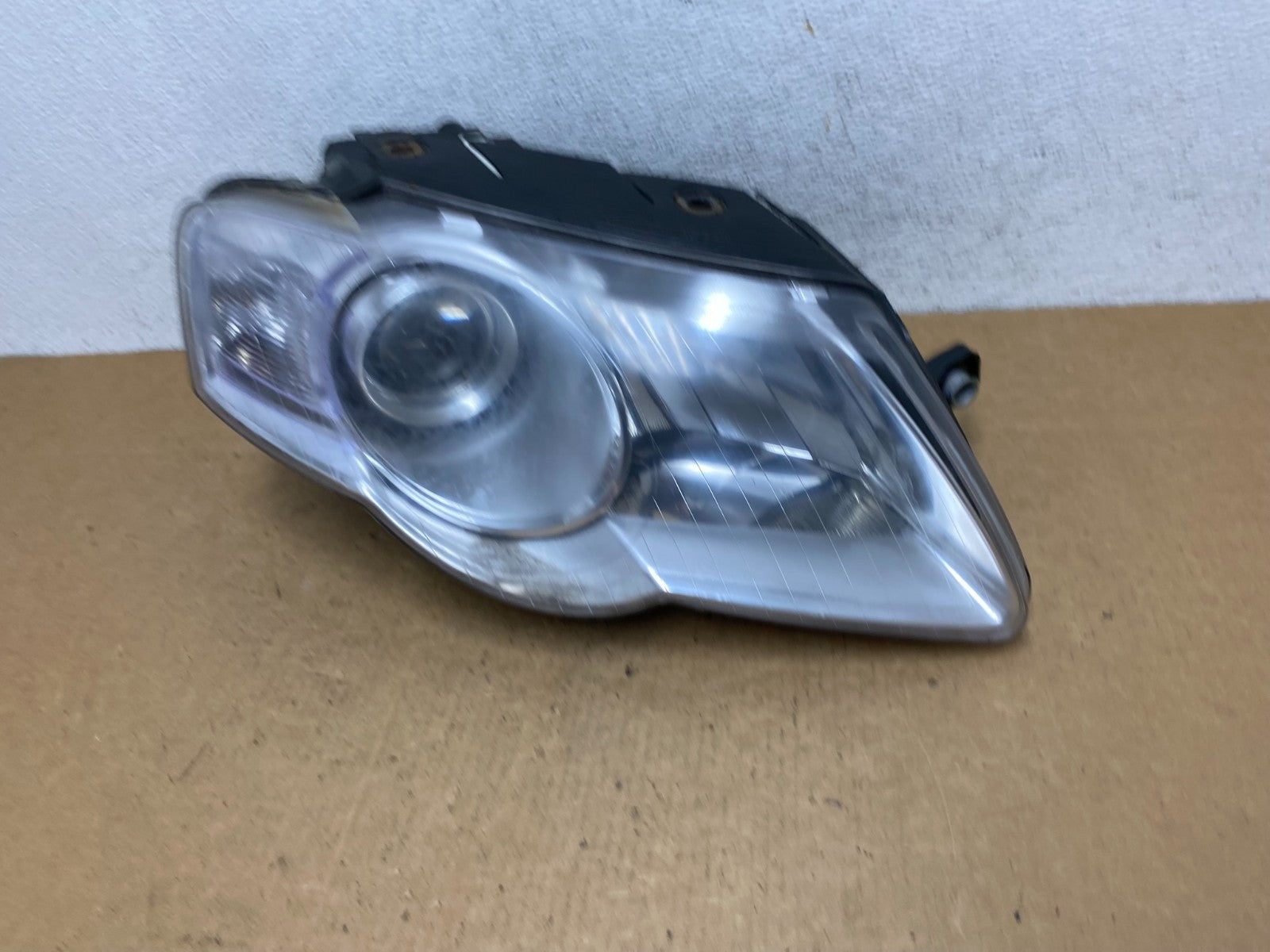2006-2010 Volkswagen Passat Right Passenger Side Halogen Headlight AD4731 DW1