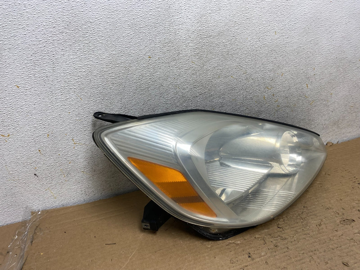 2004-2005 Toyota Sienna Right Passenger Halogen Headlight AH9224 DW1
