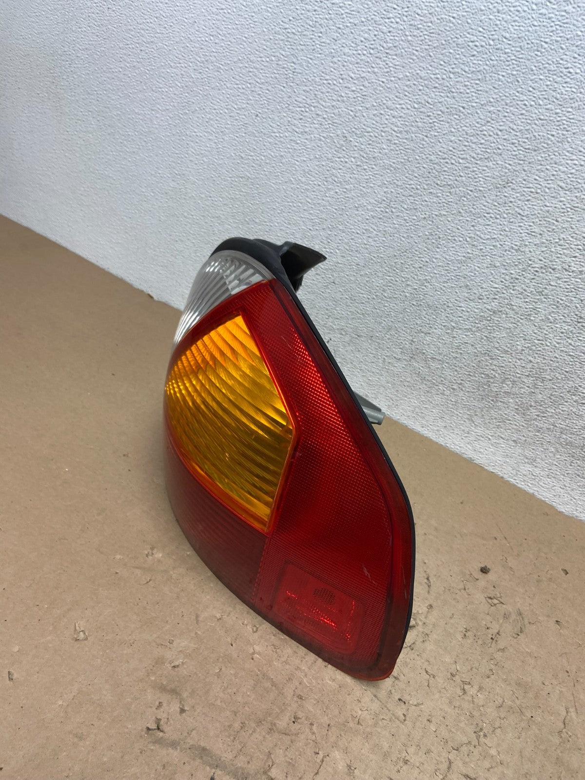 2001 - 2004 Hyundai Santa Fe Right Passenger Rh Side Tail Light AG4438 LK1