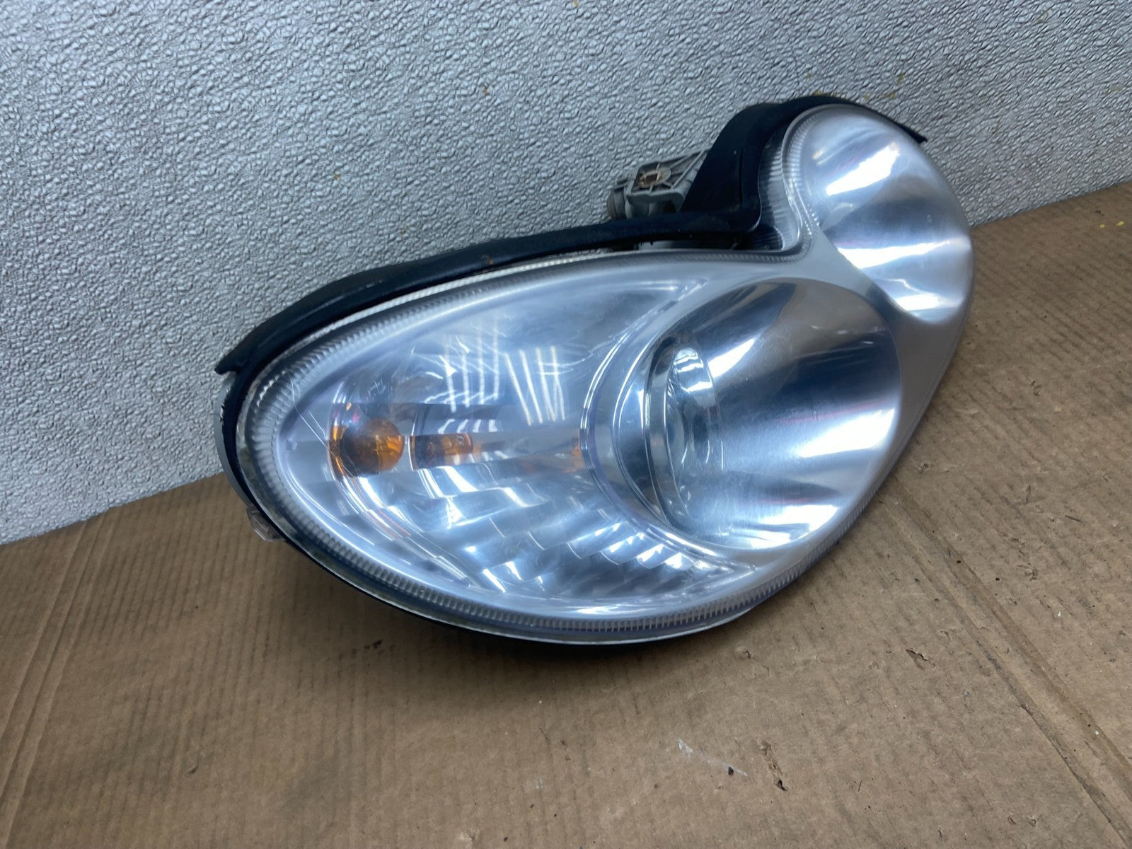 2002-2005 Hyundai Sonata Right Passenger Headlight Halogen TYC AA6239 DW2