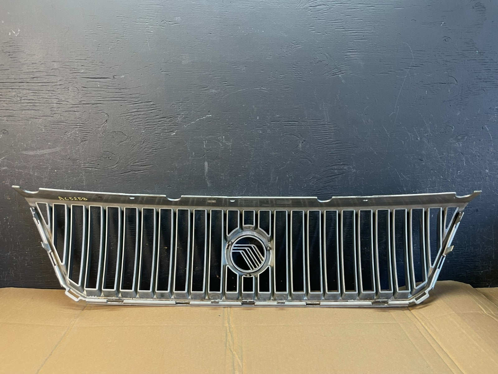 2004 to 2007 Mercury Monterey Front Grill Grille 3F23-17K945 ac5258 DG5