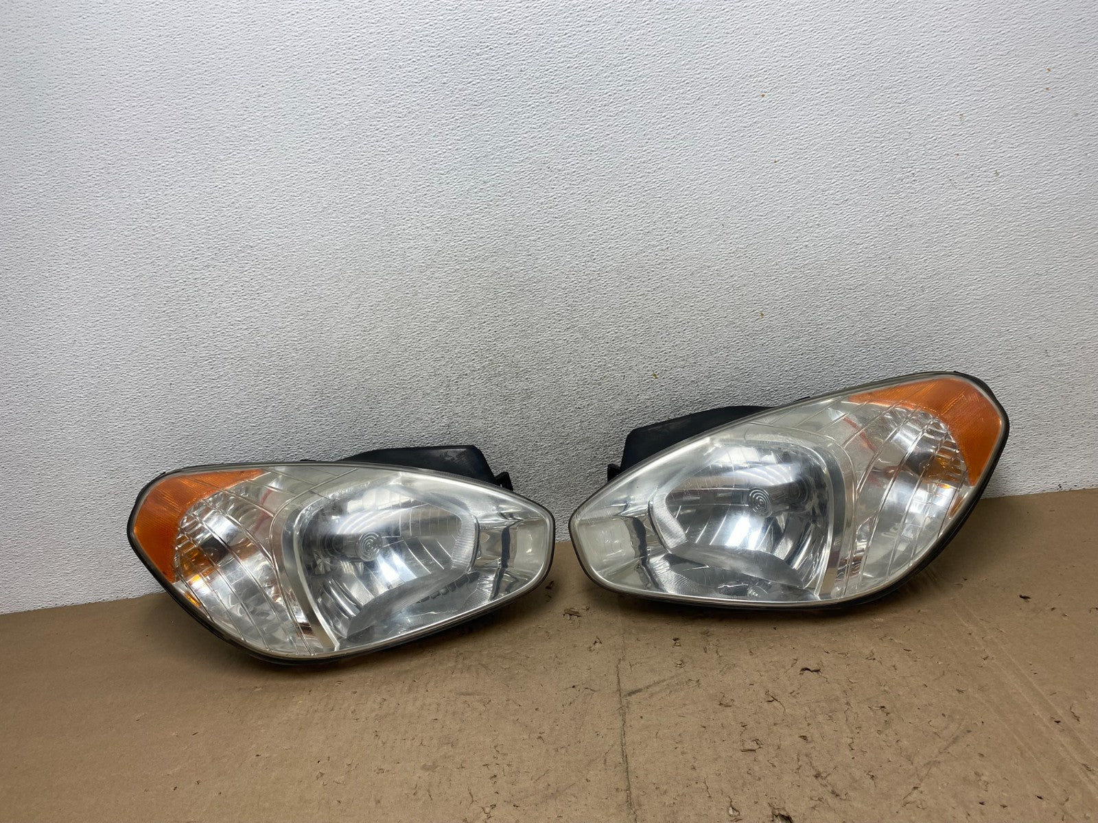 2006 to 2011 Hyundai Accent Sedan Left+Right Halogen Headlights AG5685 DW0