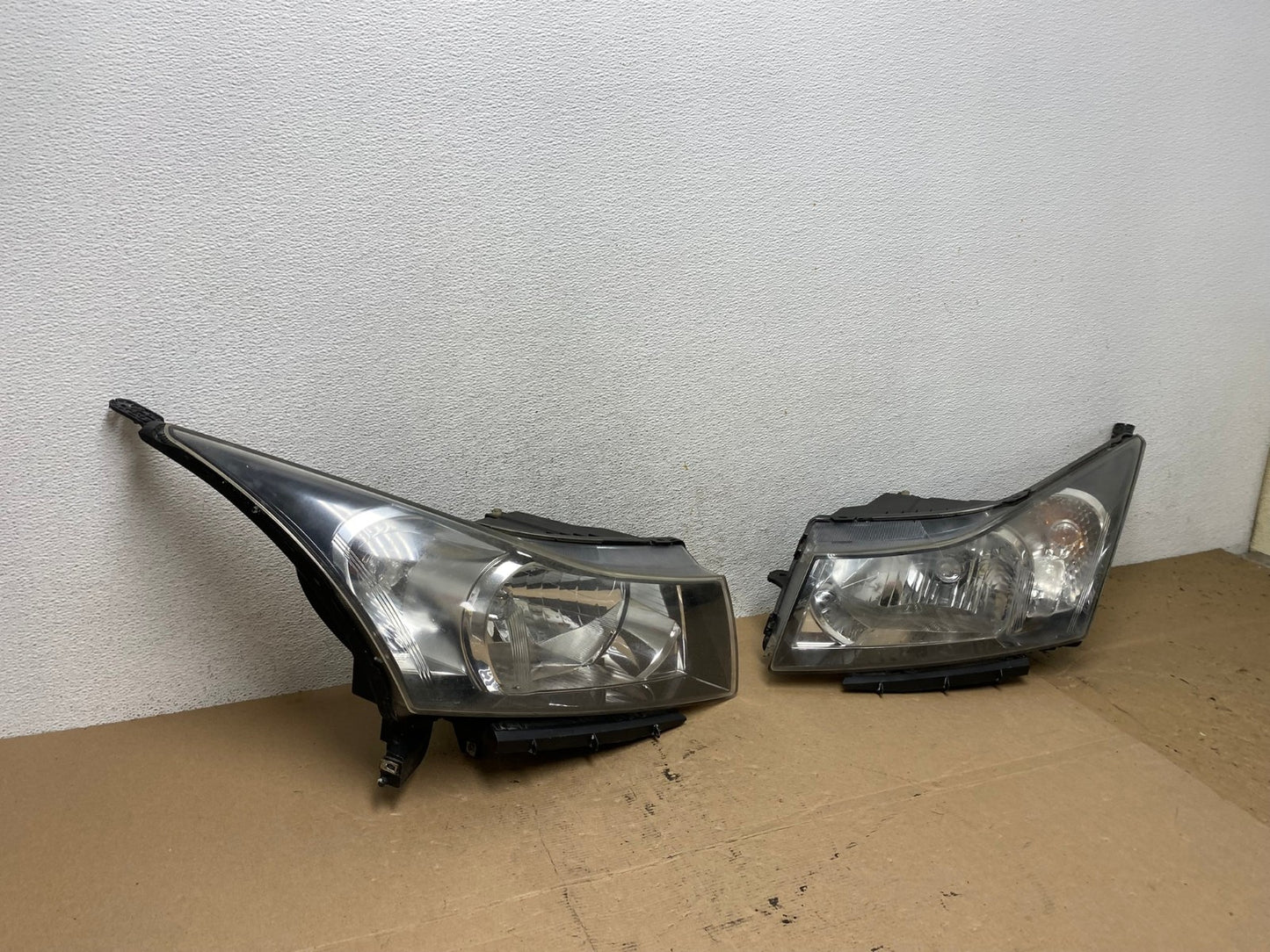2011 to 2015 Chevrolet Cruze Halogen Left+Right Set Headlights AF4476 LK2