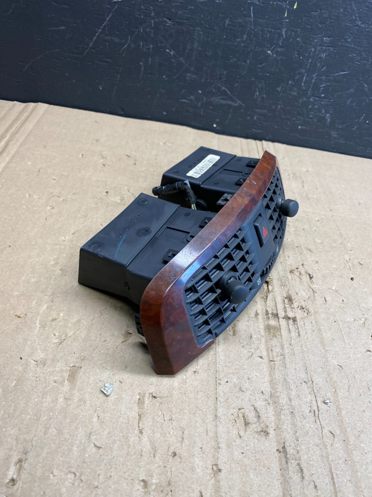 2004 to 2009 Cadillac SRX Front Center Dash A/C Air Vent ab8962 DG1