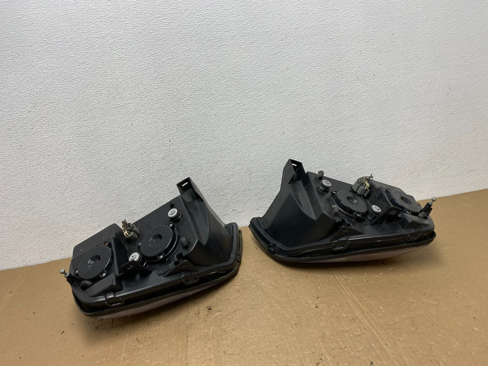 2000 to 2005 Cadillac Deville Left+Right Side Black Headlights AC5974 DG6