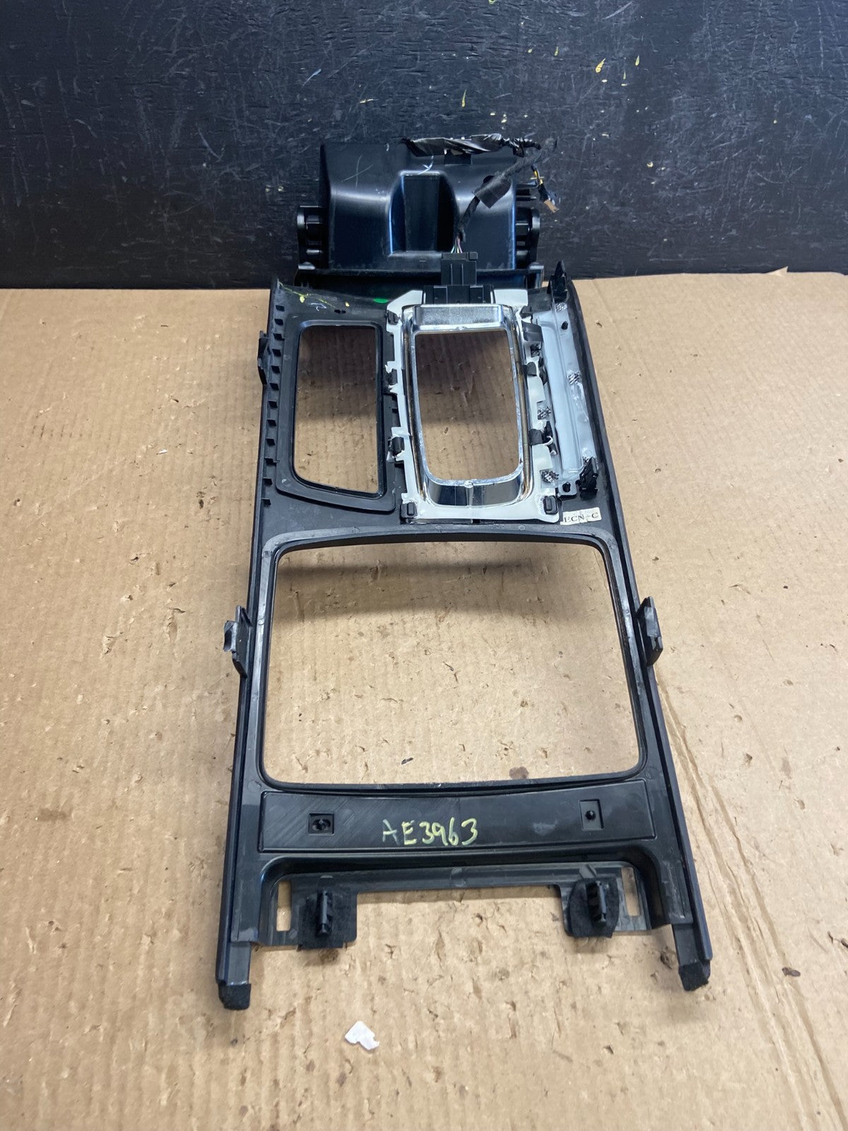 2013 to 2016 Lincoln MKS Front Center Console Shifter Bezel Trim ae3963 DG4