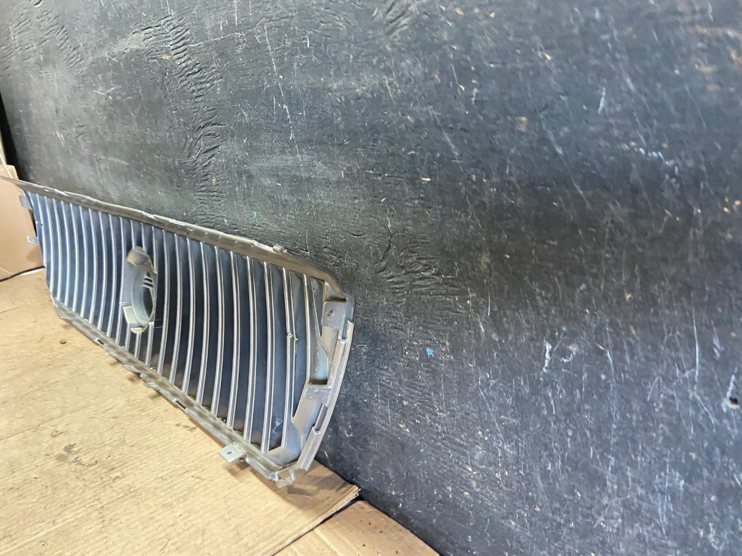 2004 to 2007 Ford Freestar Front Grill Grille 3F23-17K945 OEM Q5943 DG9