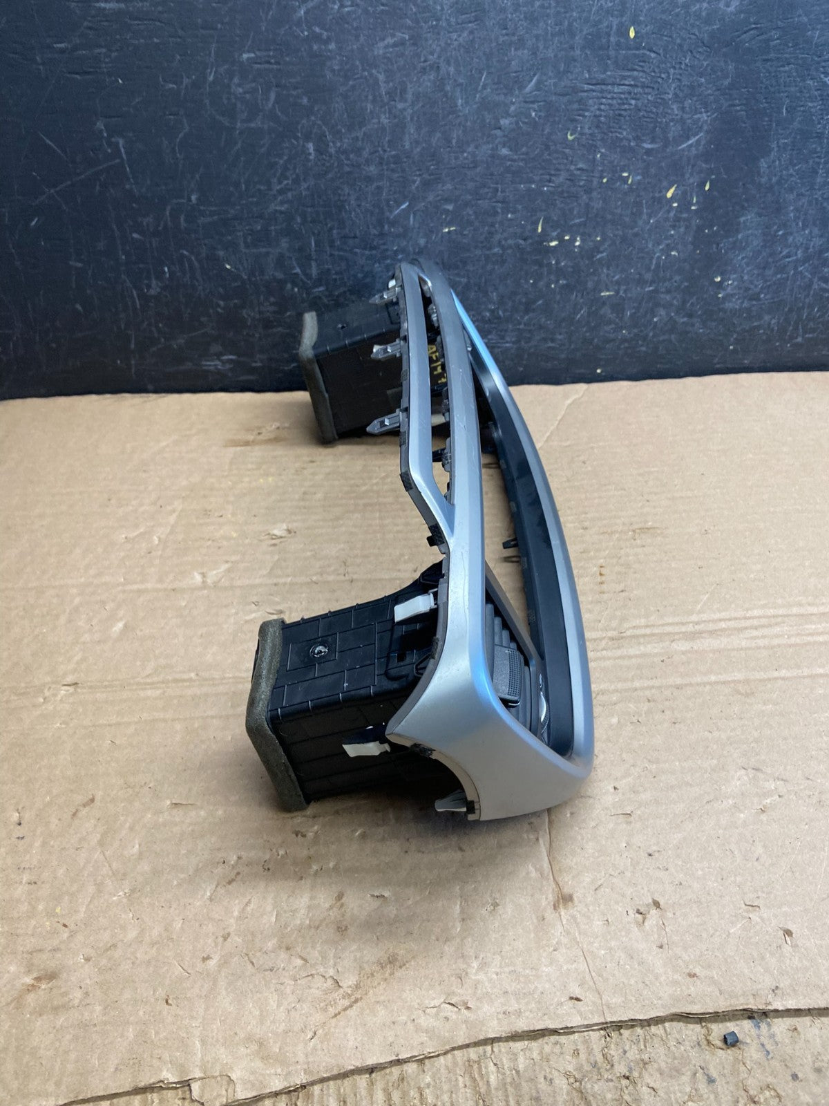 2016 - 2018 Kia Sorento Center Console Radio Air Vent Bezel Trim af1979 DG1