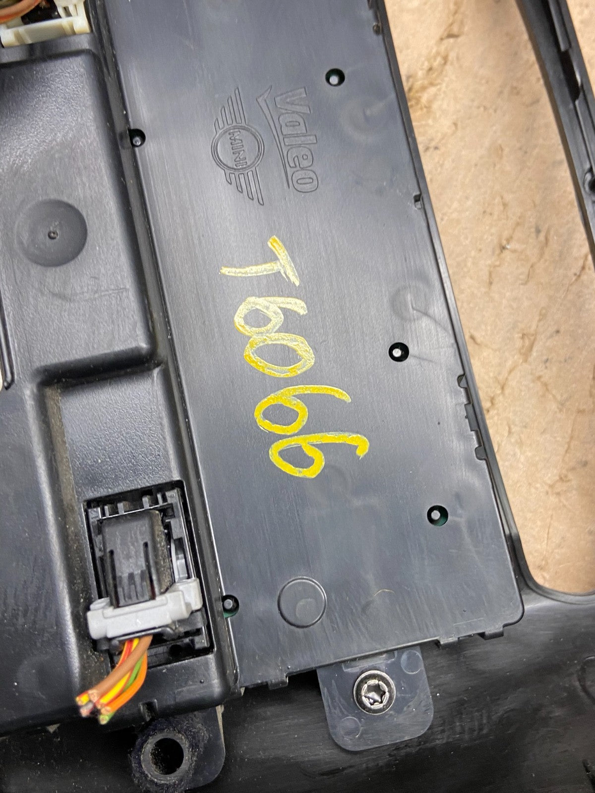 2008 to 2010 Mini Cooper Center Dash Climate Window Control OEM T6066 DG6