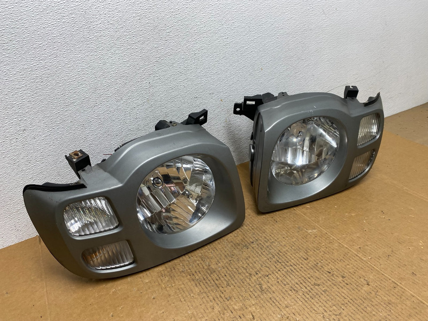 2002 2003 2004 Nissan Xterra Left+Right Side Headlights AE0292 DW2