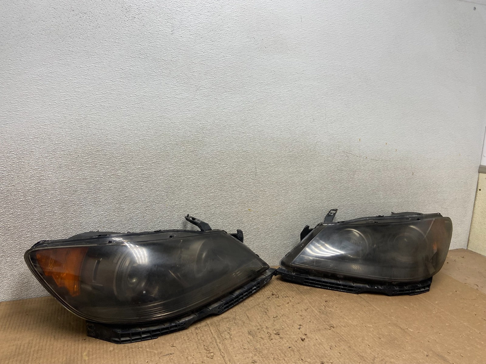 2005 to 2008 Acura RL Left+Right Side XENON HID Headlights OEM AA8487 DW2
