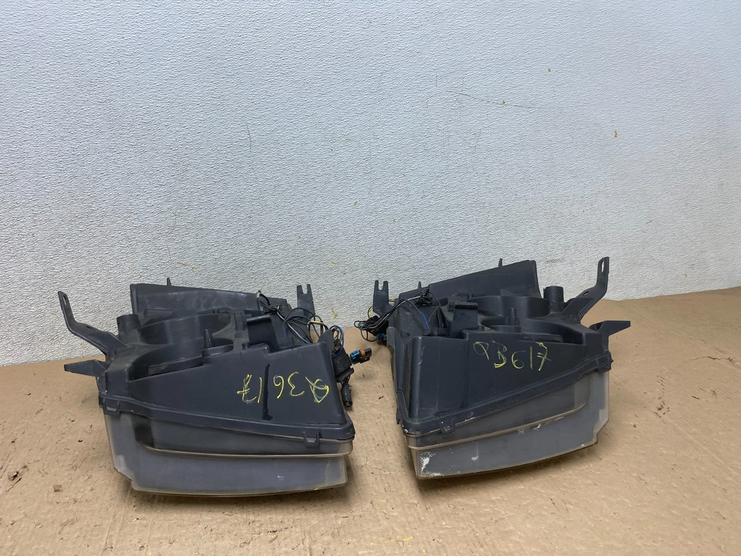 2007 to 2013 Chevrolet Suburban Tahoe Left+Right Set Headlights Q3617 DW18