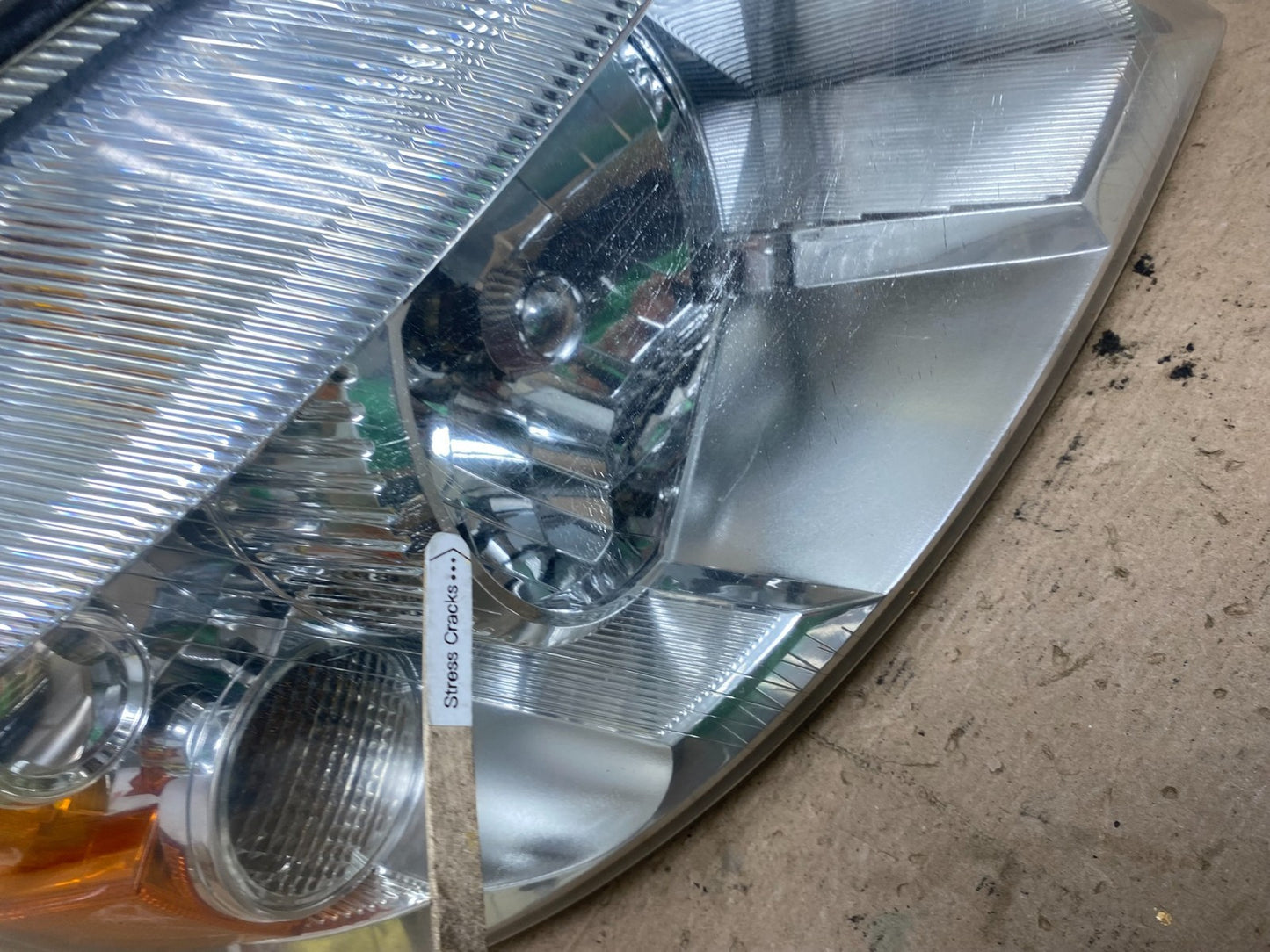 2004 - 2007 Ford Freestar Right Passenger RH Side Headlight Halogen AF5015 DW4