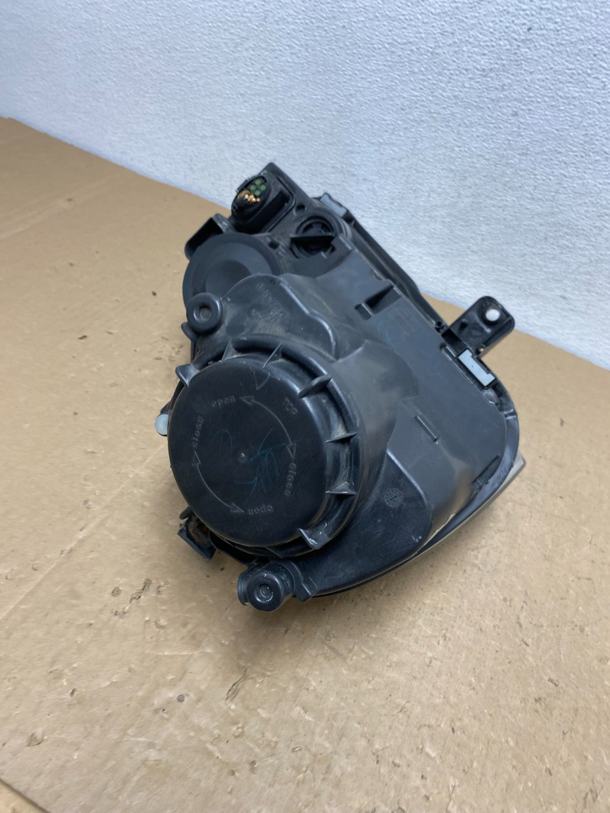 2005 to 2010 Volkswagen Jetta Left Driver LH Side Headlight Halogen AC6007 DW10