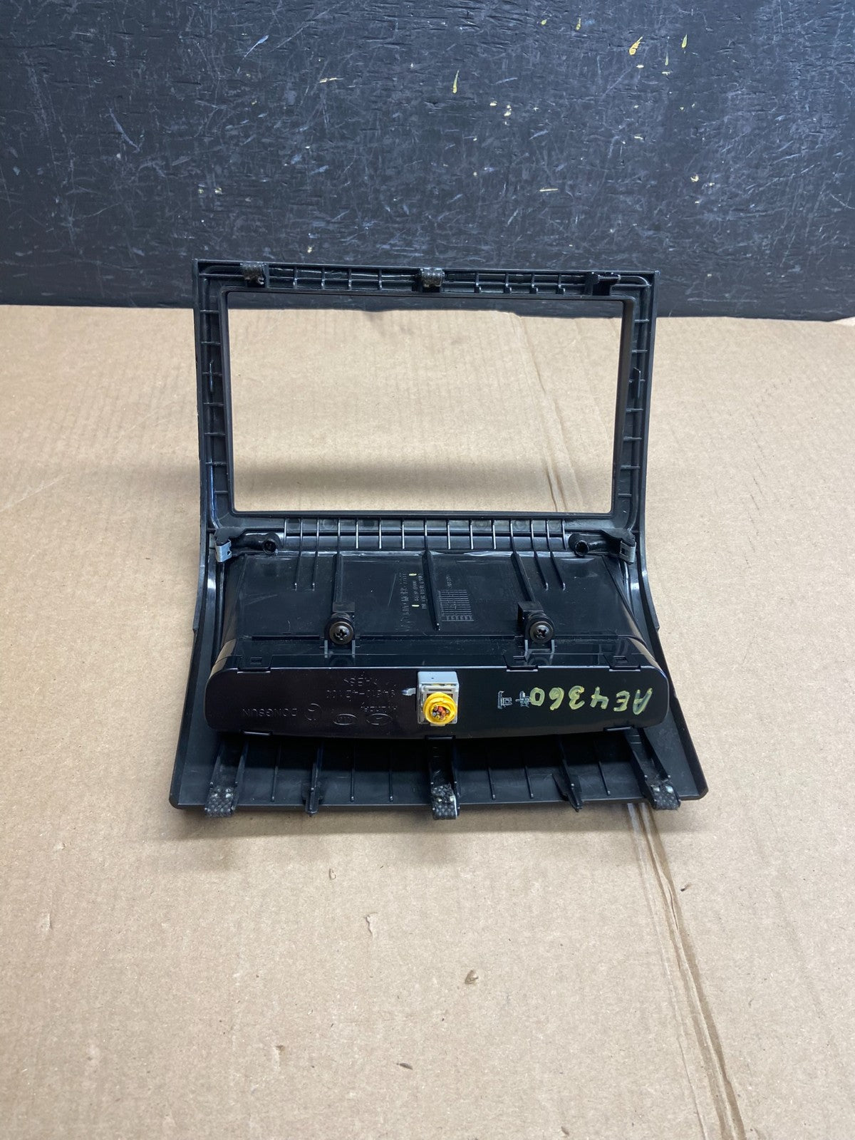 2006-2012 Hyundai Entourage Sedona Center Radio Clock Bezel Air Vent AE4360 DG4