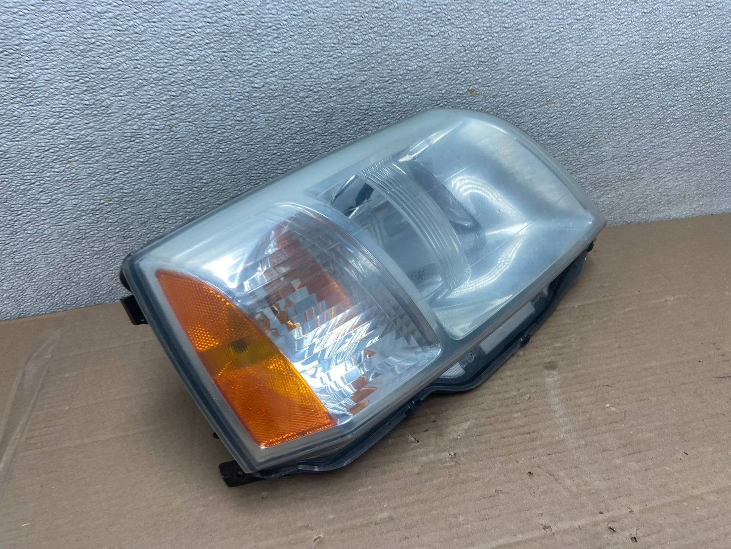2004 - 2011 Mitsubishi Endeavor Headlight Right Passenger Rh Side Oem AA8713 DW2