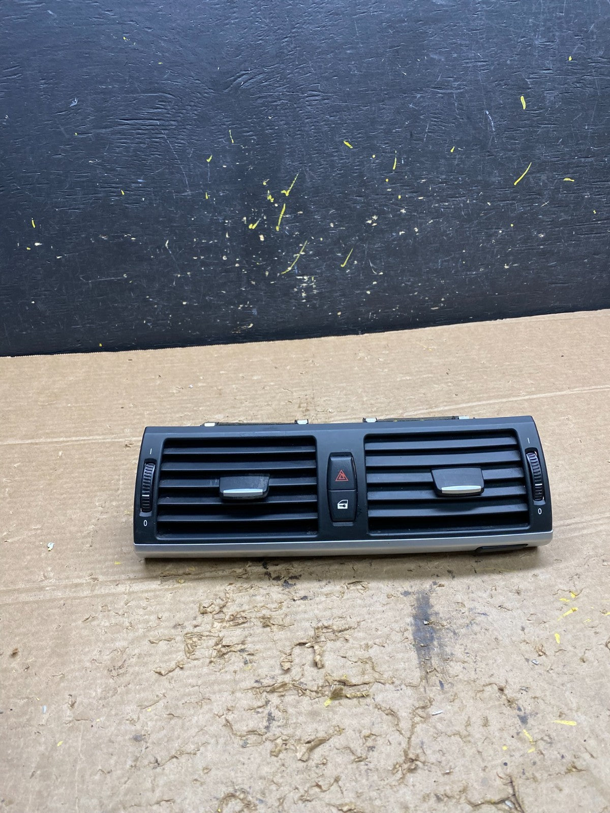 2007 to 2013 BMW X5 X6 Center Console Dash Air Vent OEM X1352 DG0