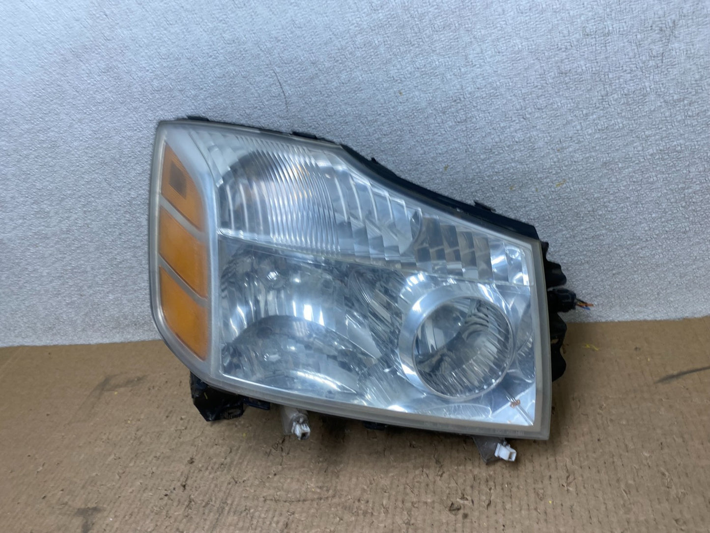 2004 to 2007 Nissan Armada Right Passenger RH Side Headlight Oem W5452 DW1