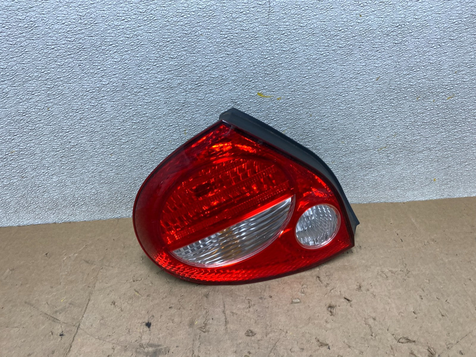 2000 to 2001 Nissan Maxima Left Driver Lh Side Tail Light OEM X2277 DW0