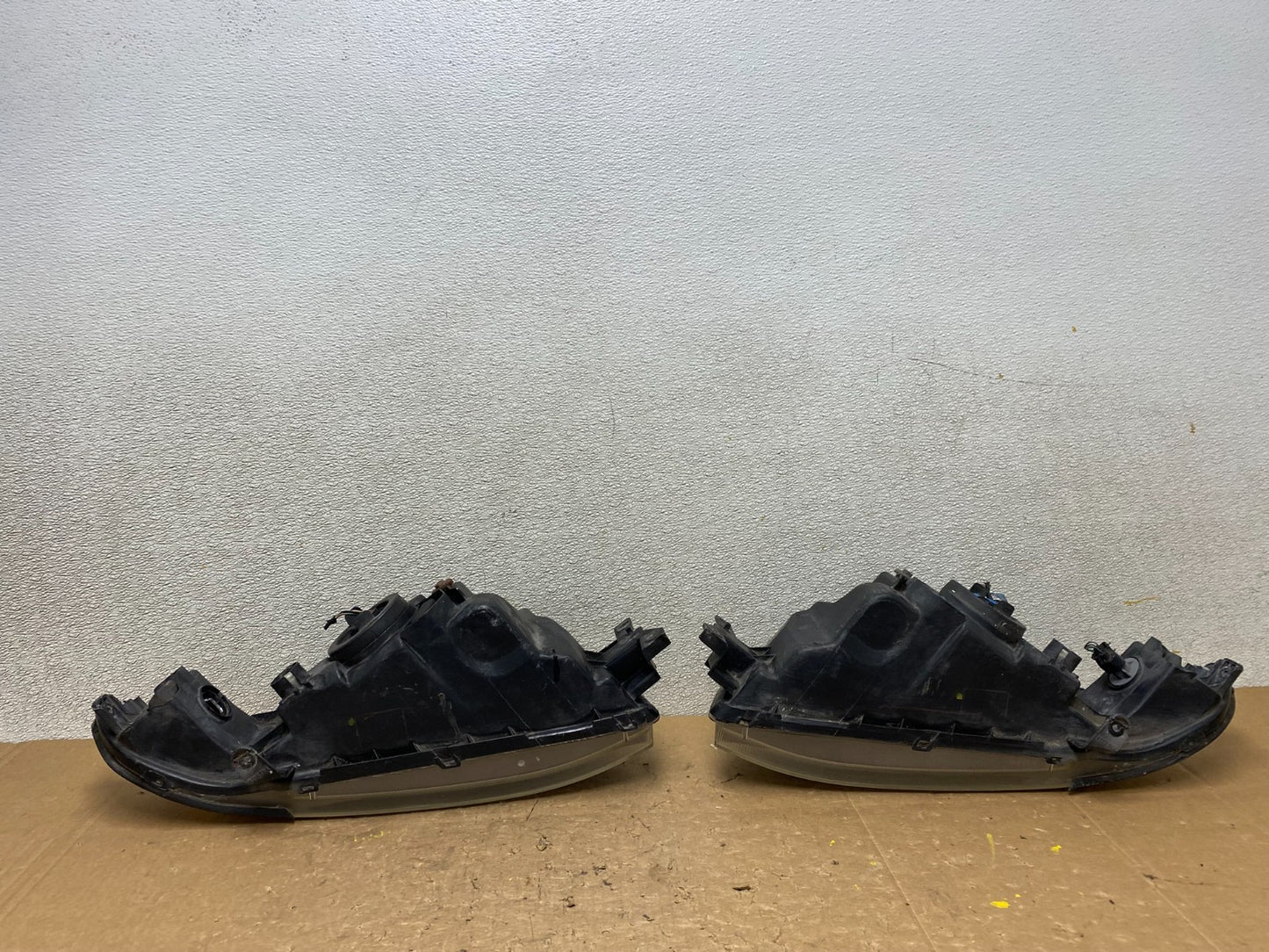 2002 to 2003 Mitsubishi Galant Left+Right Side Headlights V5990 DW9
