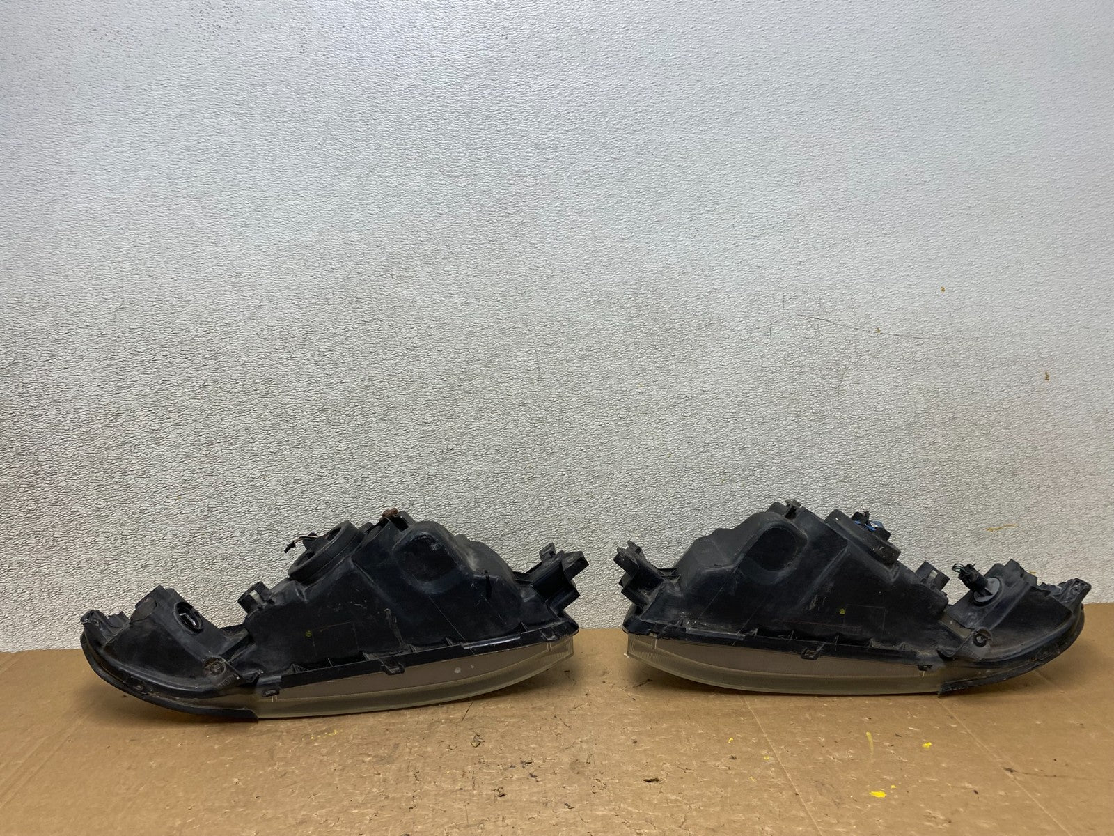 2002 to 2003 Mitsubishi Galant Left+Right Side Headlights V5990 DW9