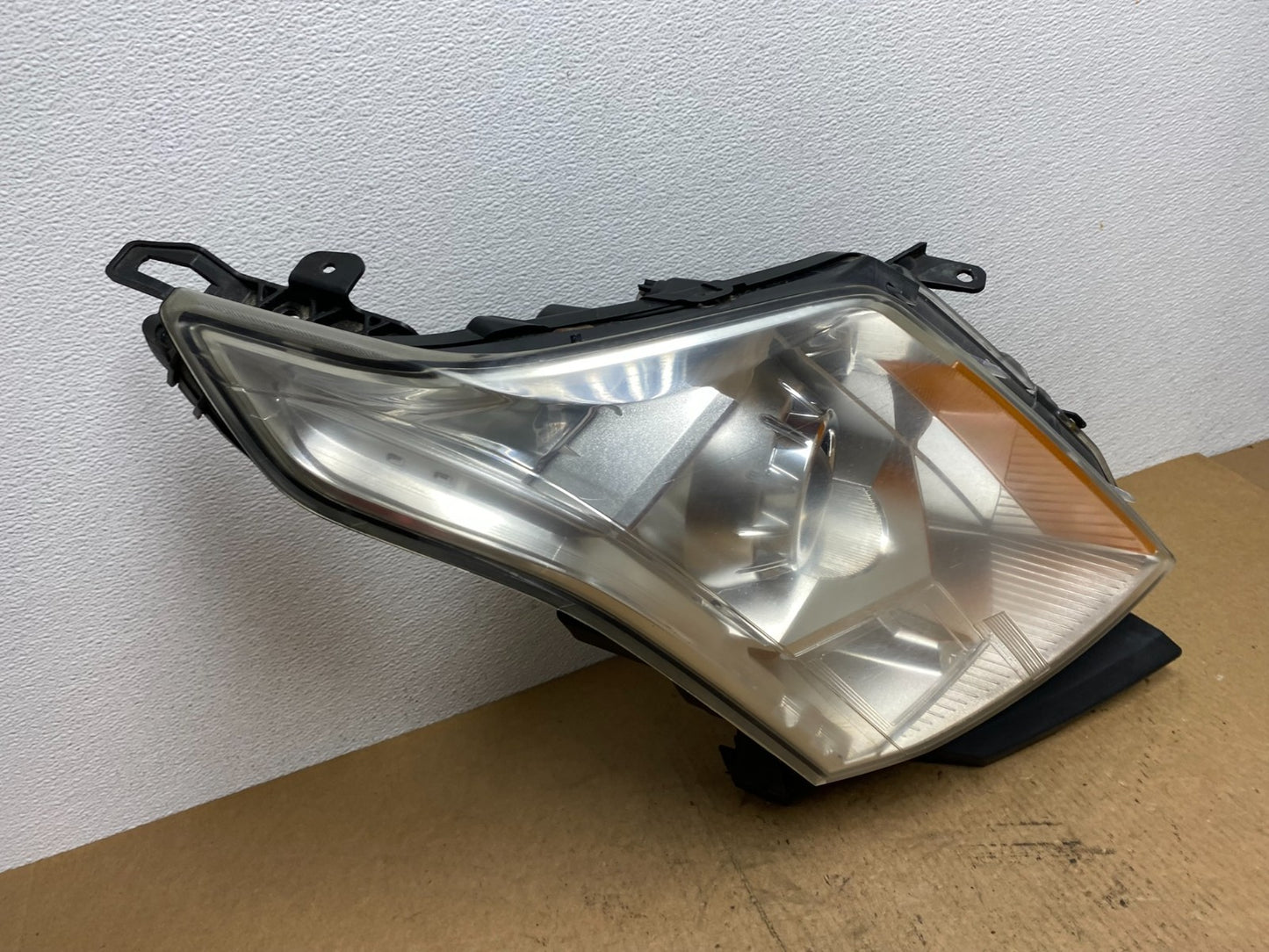 Halogen 2010 to 2016 Cadillac SRX Right Passegner Side Headlight AC3212 DW2