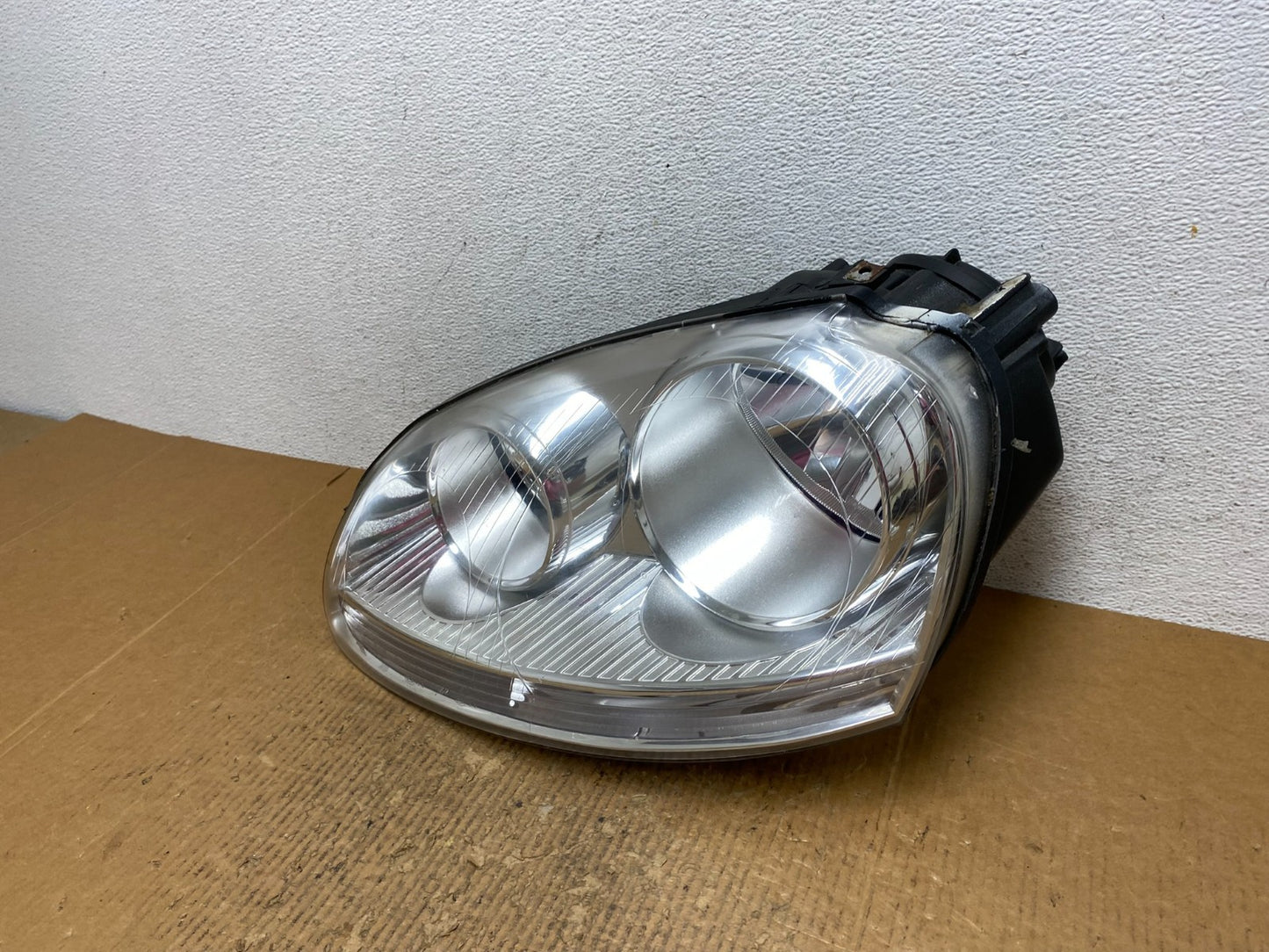 2005 to 2010 Volkswagen Jetta Left Driver LH Side Headlight Halogen AE2717 DW1