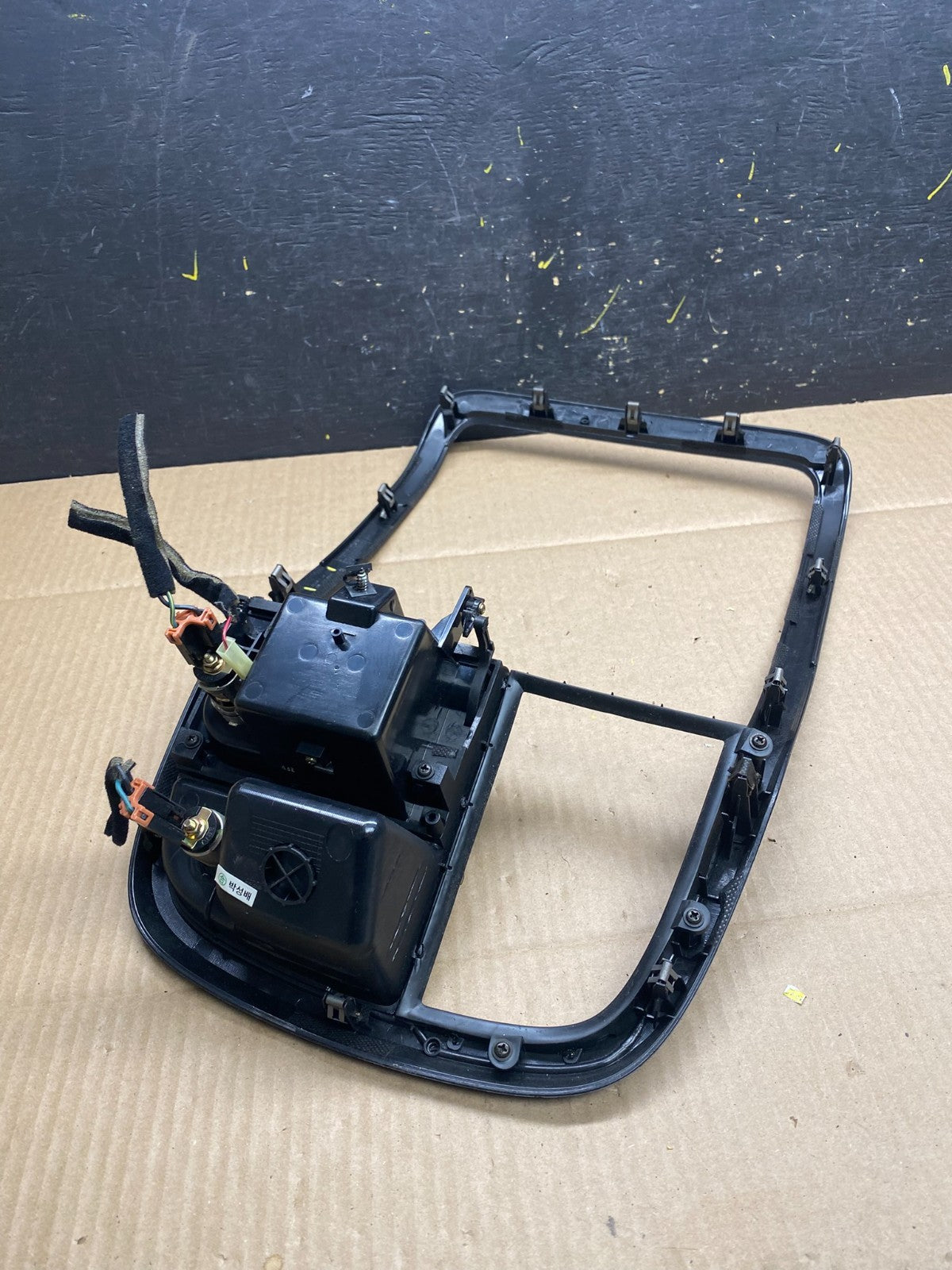 2002 - 2005 Kia Sedona Center Radio Clock Bezel Air Vent U5896 DG5