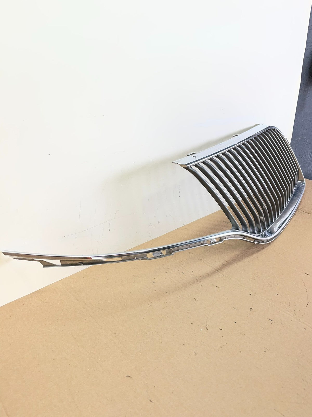 2013 to 2016 Lincoln MKT Right Passenger Side Grille Grill ah6384 DG2