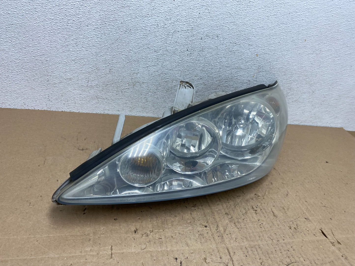 2005 to 2006 Toyota Camry Left Driver LH Halogen Headlight AE6605 DW2