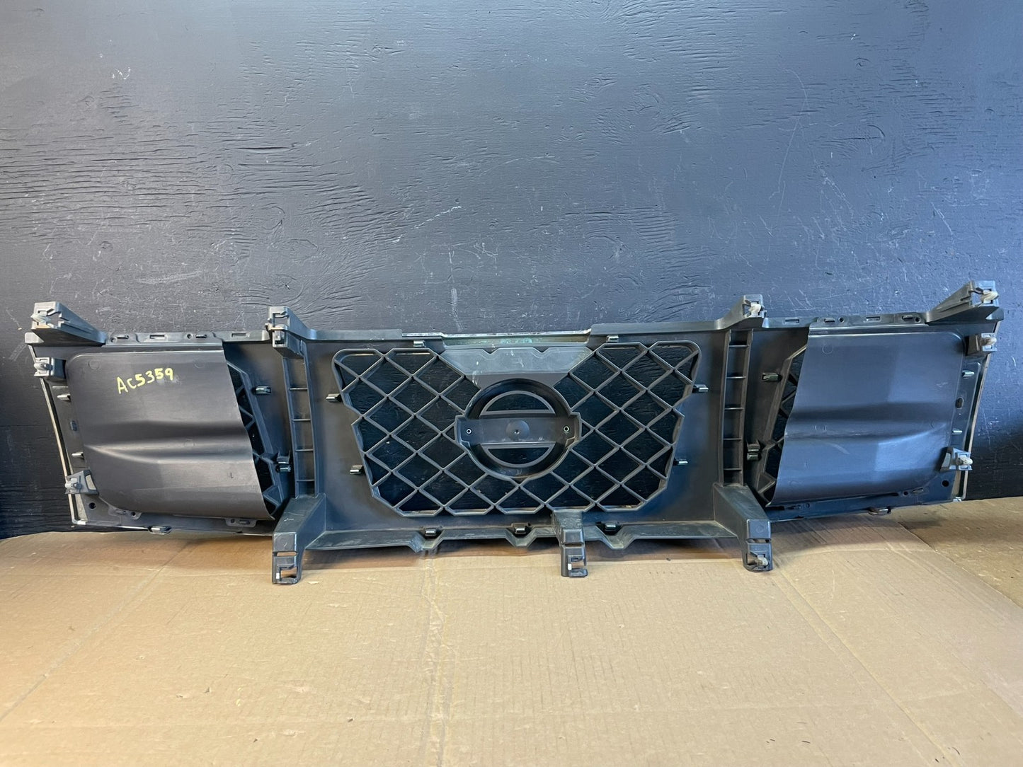2004 to 2007 Nissan Titan Armada Front Upper Grill Grille AC5359 DG3