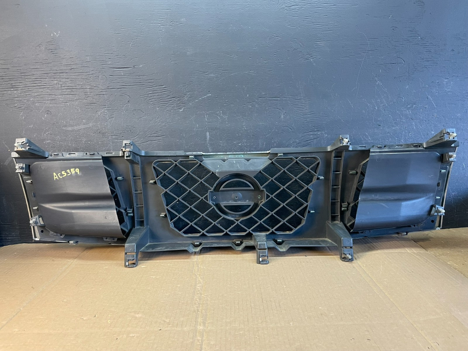 2004 to 2007 Nissan Titan Armada Front Upper Grill Grille AC5359 DG3