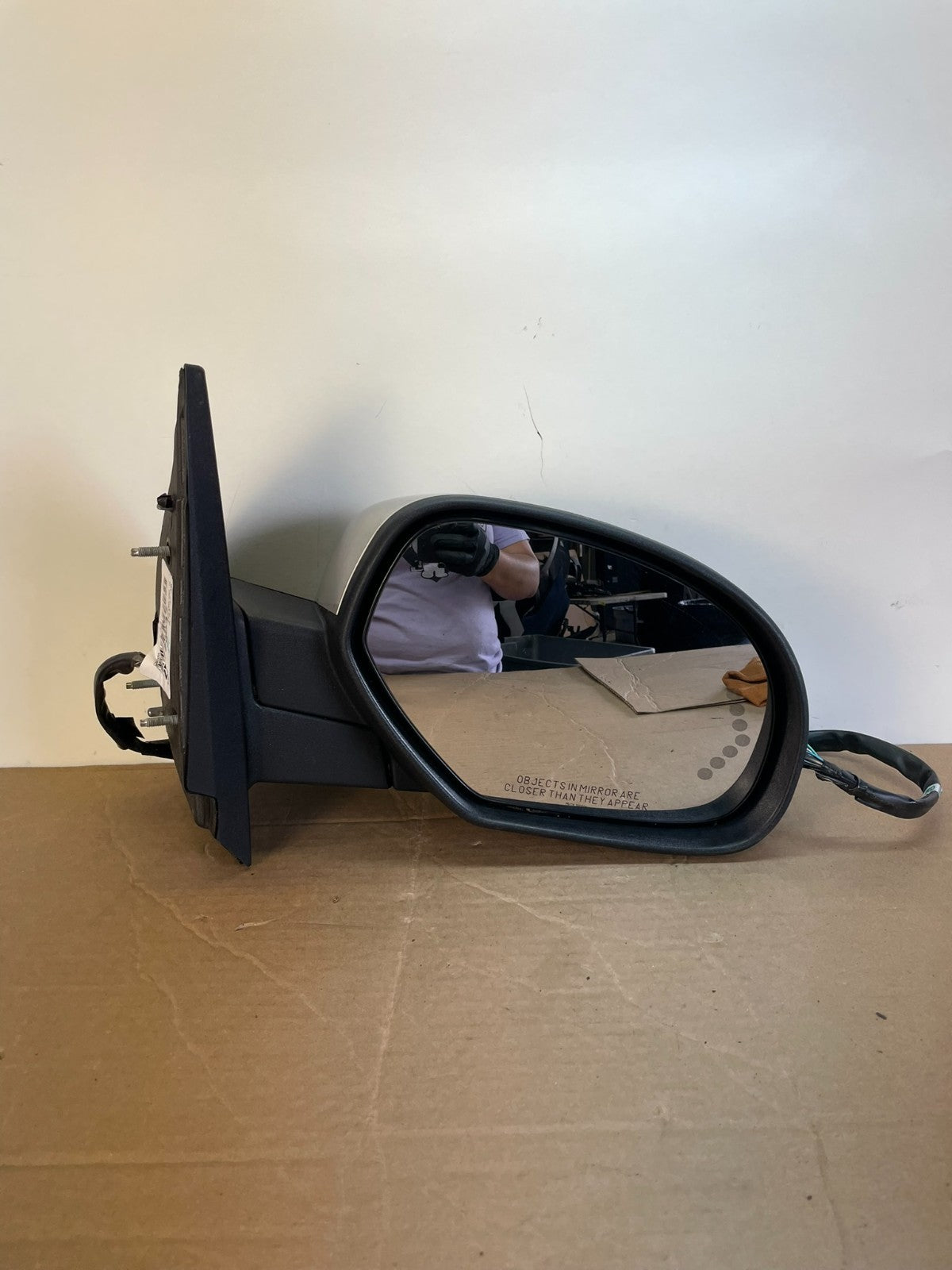 2007-2013 Chevrolet Tahoe Silverado Suburban Right Passenger Mirror AG7858 DW8