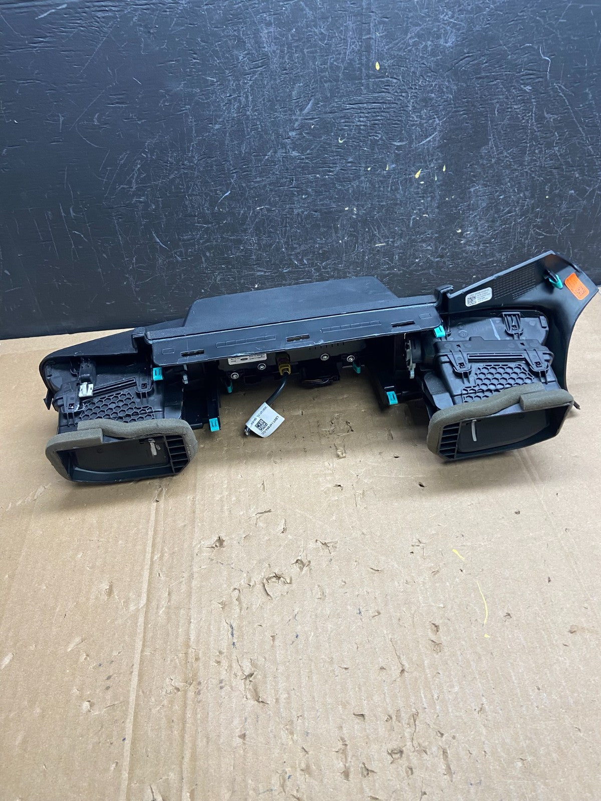 2020 to 2023 Ford Explorer Console Radio Display Screen Air Vents ad2217 DG3
