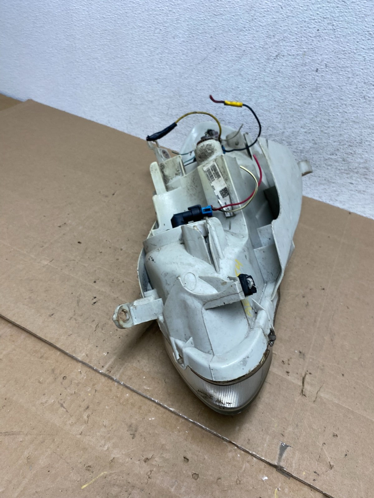 2005 to 2008 Toyota Corolla Right Passenger RH side Headlight AE5954 DW8