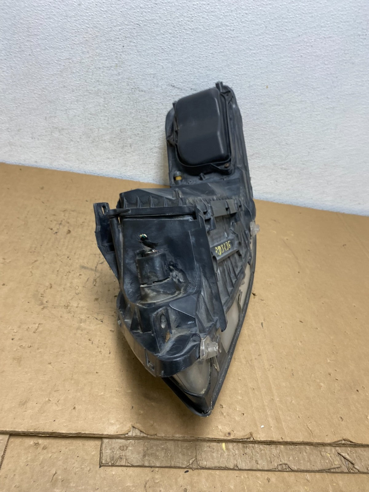 2005 to 2011 Lincoln Town Car Right Passenger Rh Side Headlight AD3236 DW9