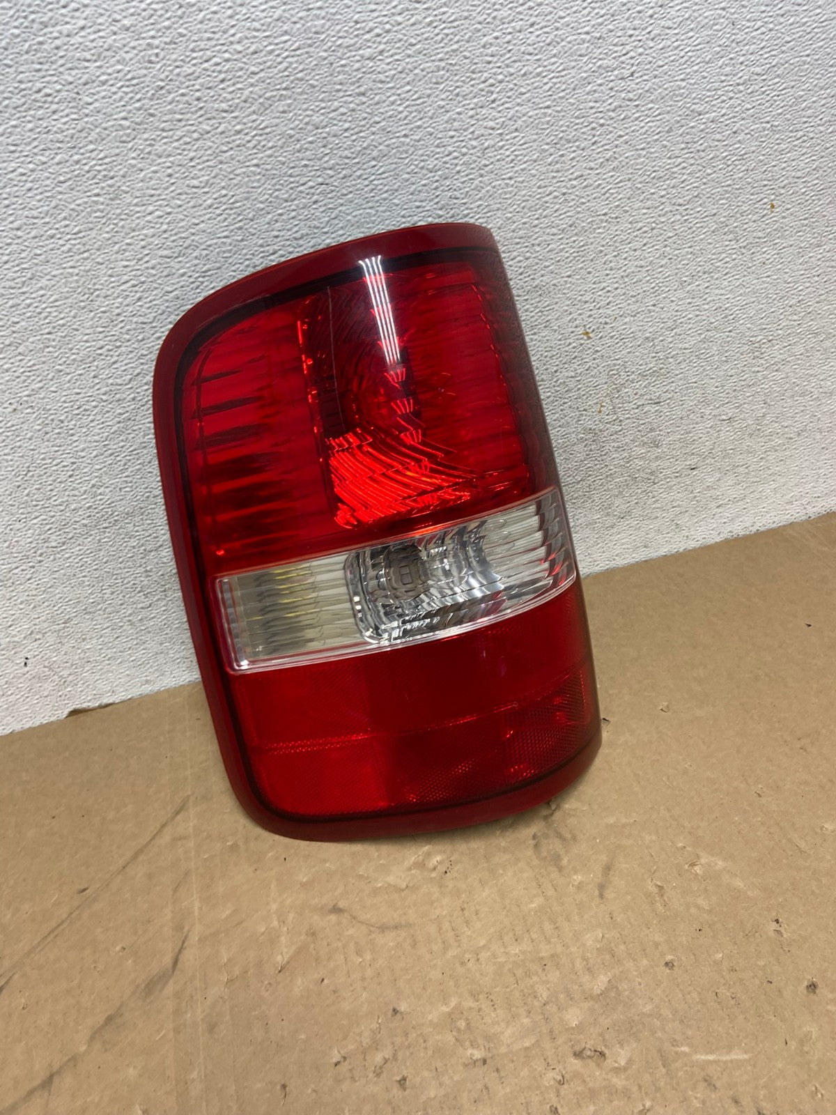 2004 to 2008 Ford F150 F-150 Left Driver LH Side Tail Light AG0470 LK2