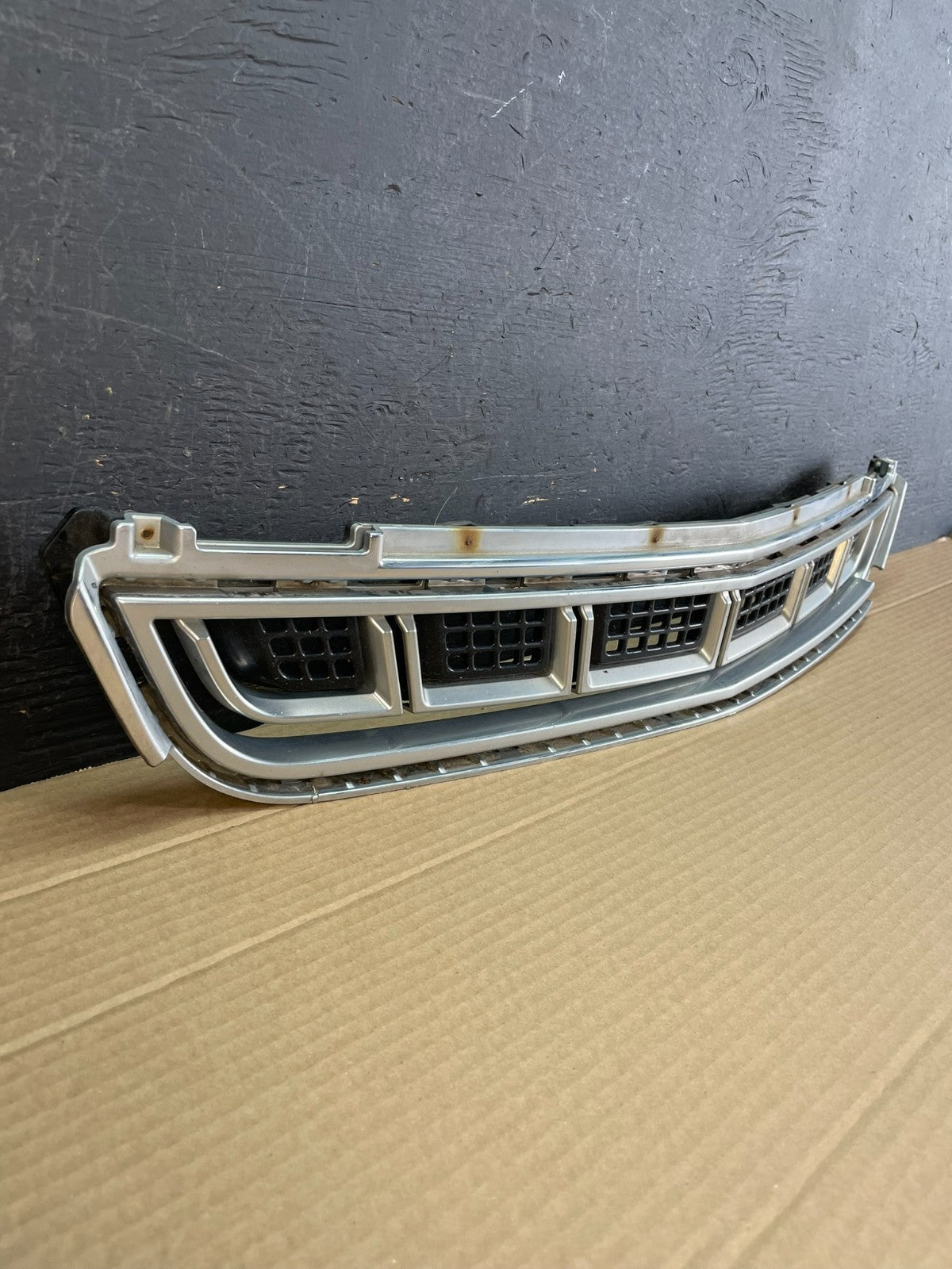 2013 to 2017 Cadillac XTS Front Lower Grill Grille AE8595 DG2
