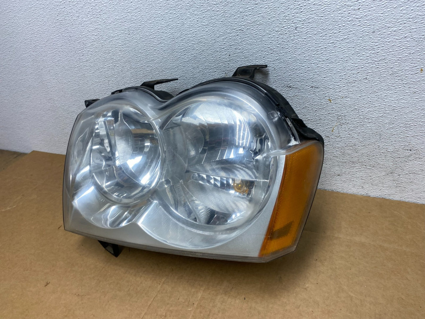 2005-2007 Jeep Grand Cherokee Left Driver LH Halogen Headlight AD4462 DW1