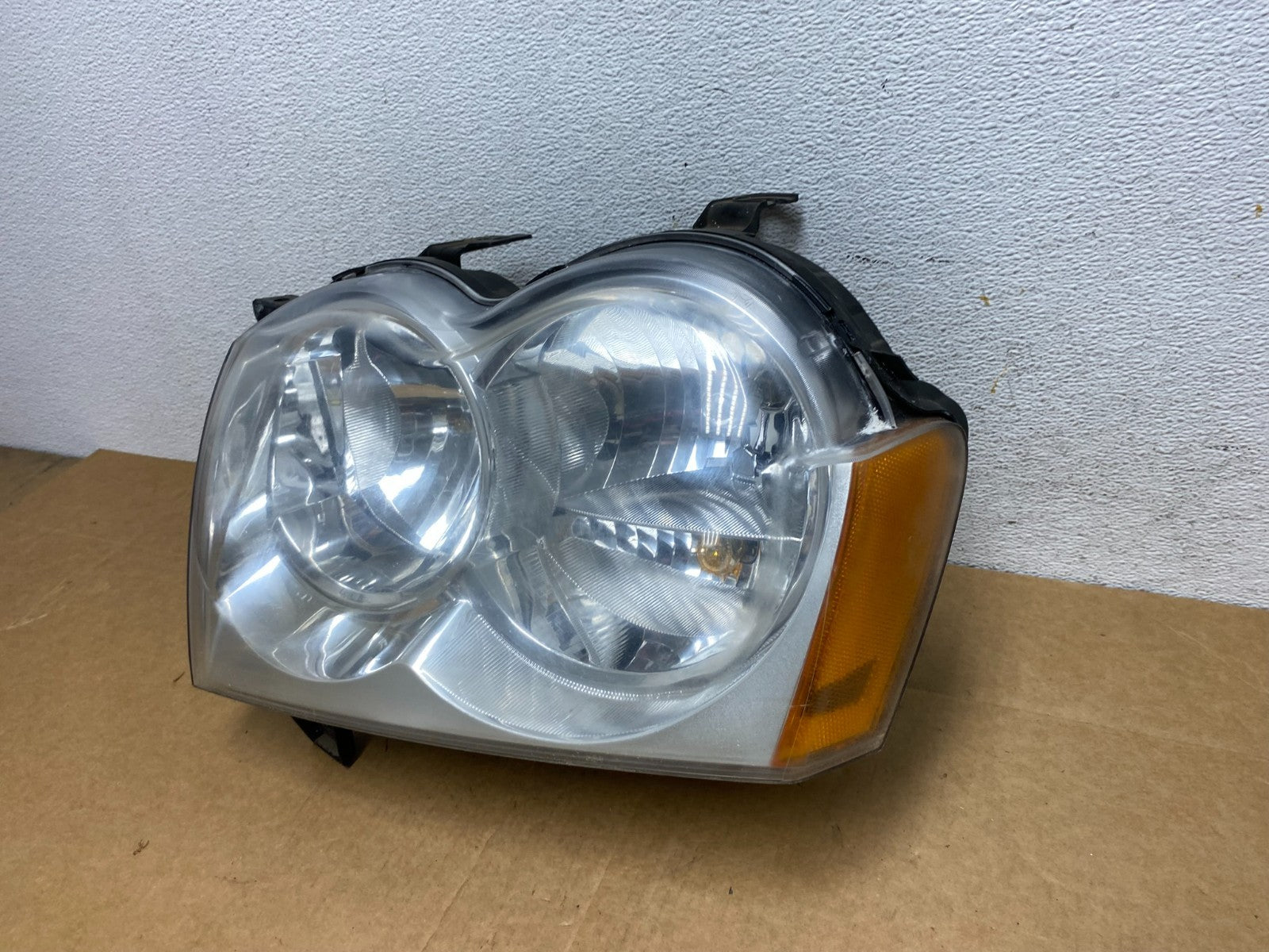 2005-2007 Jeep Grand Cherokee Left Driver LH Halogen Headlight AD4462 DW1