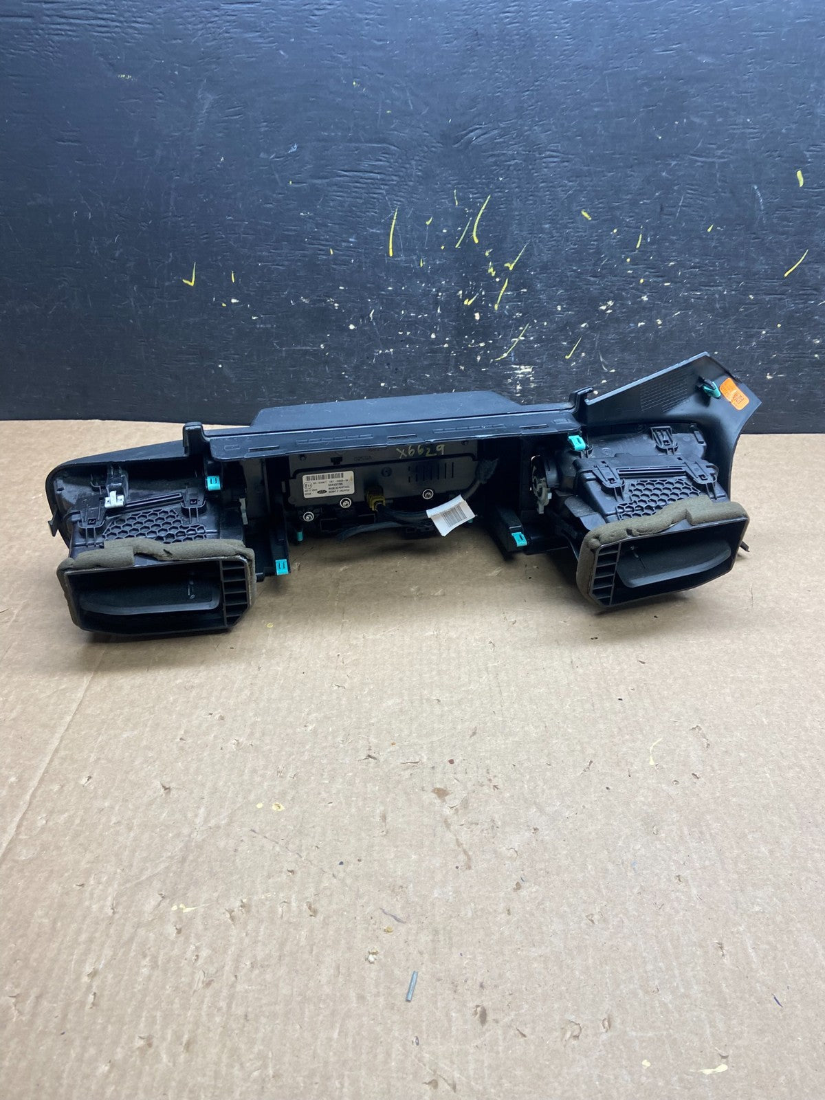 2020 to 2023 Ford  Explorer Console Radio Display Screen Air Vents x6629 DG4