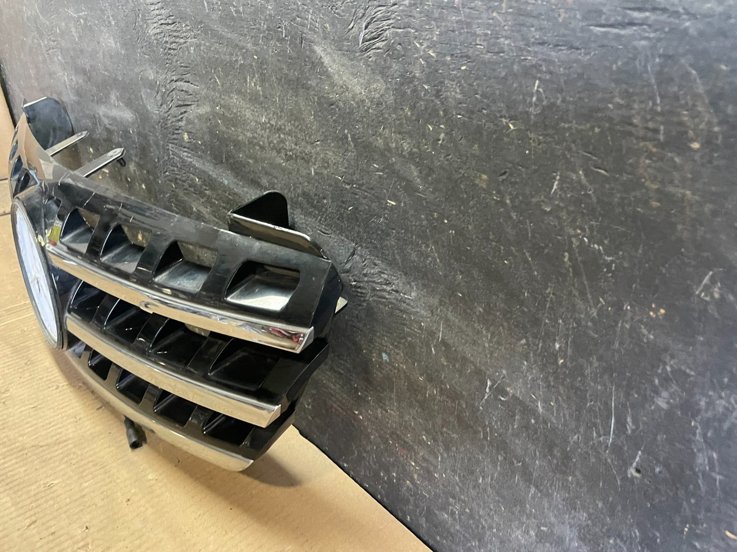 2006 2007 2008 Mercedes Benz ML350 ML550 Front Upper Grill Grille R5367 DG1