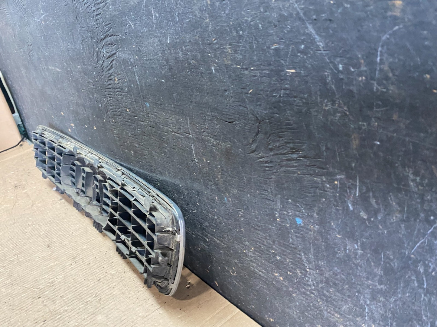 2000 to 2002 Audi A4 Upper Front Grill Grille OEM P6104 DG5